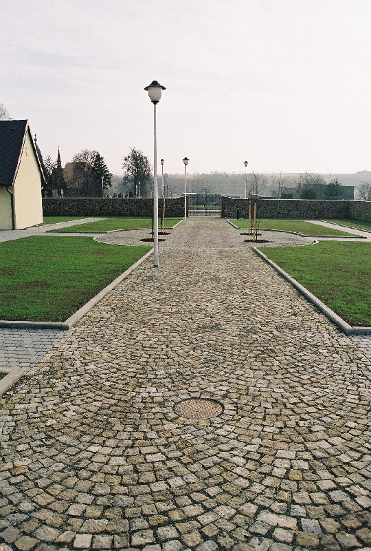 076 - Stavba hřbitova v Hněvošicích.JPG